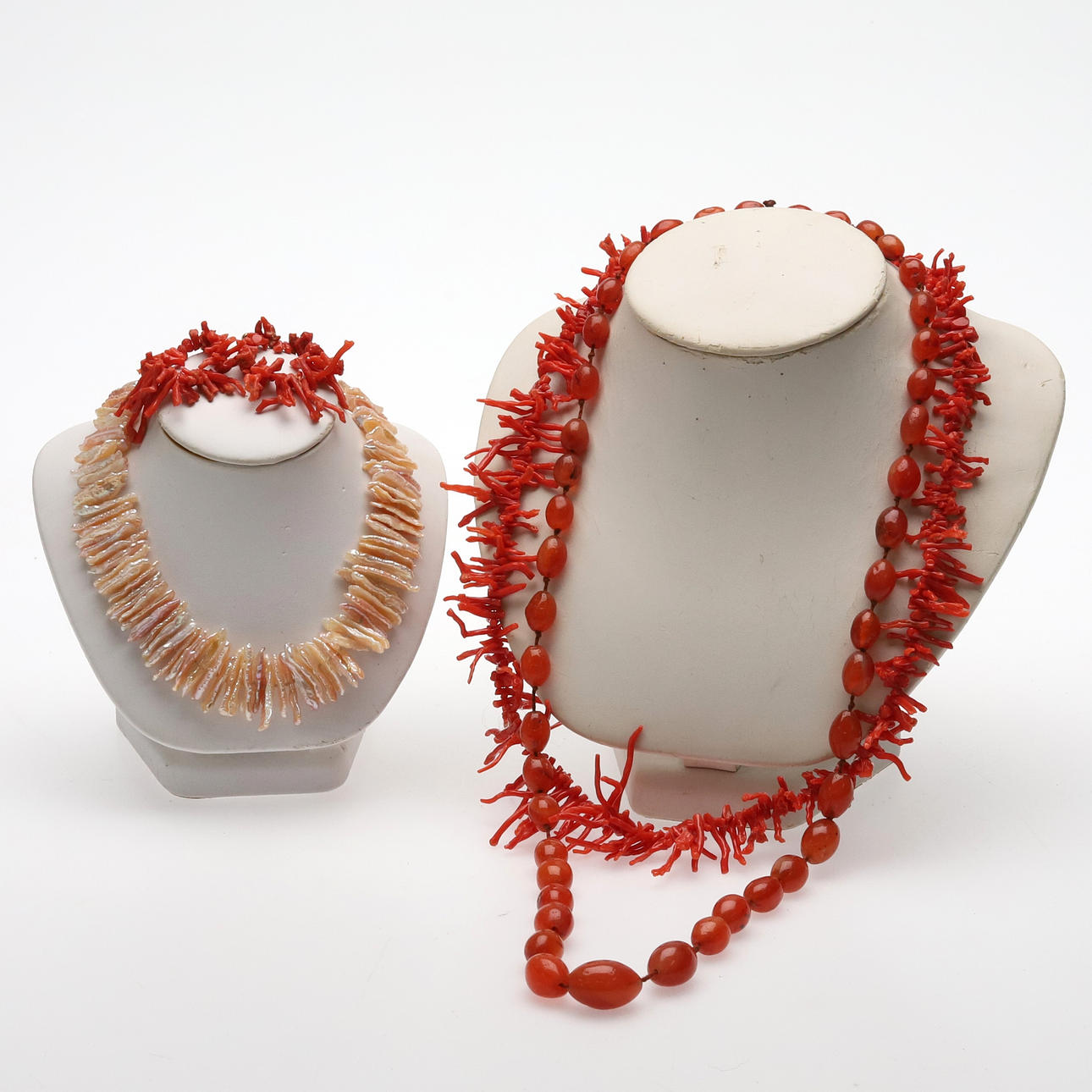 Collier, & örhängen, korall, pärlemor, & karneol.