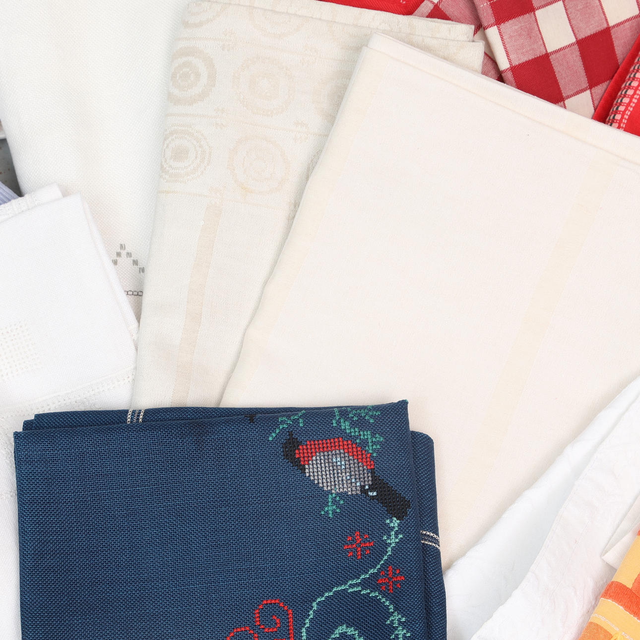 TABLECLOTHS, 26 pcs. textile, different colors and patterns.