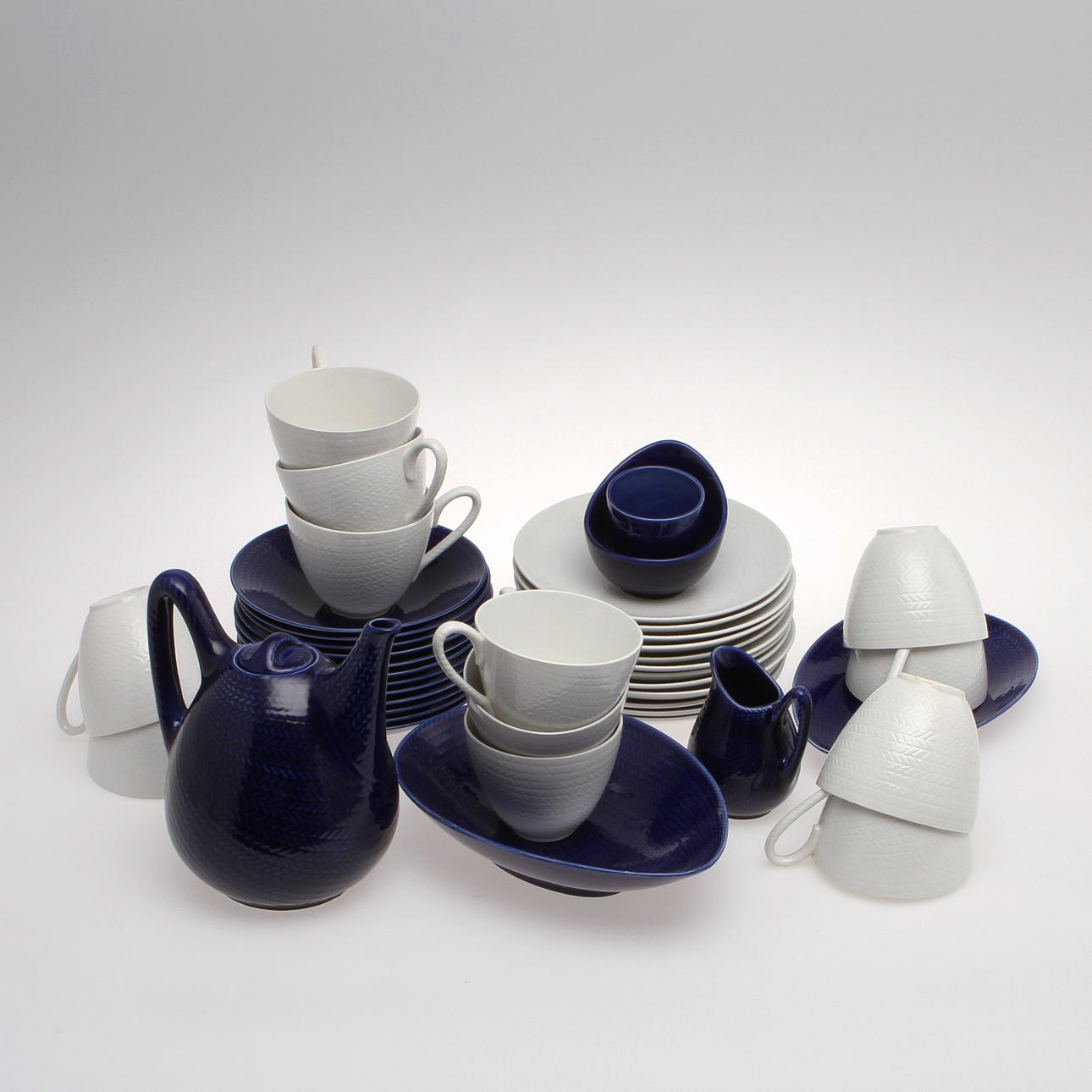 HERTHA BENGTSSON. Porslin. 30 delar "Blå eld", Rörstrand.