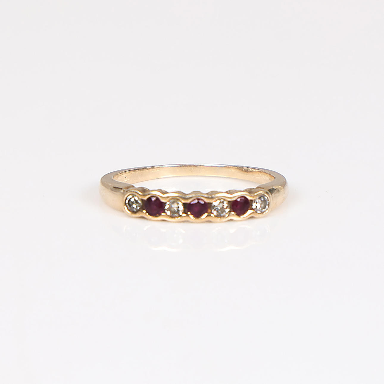 A 9 CARAT GOLD, RUBY AND DIAMOND RING.