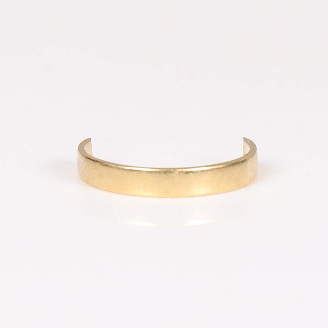A SECTION FROM AN 18 CARAT GOLD RING.