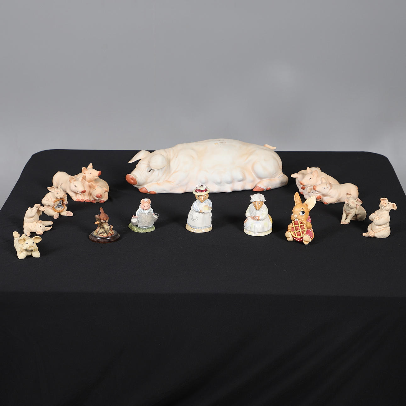 ASSORTED CERAMIC AND RESIN ANIMAL FIGURES.