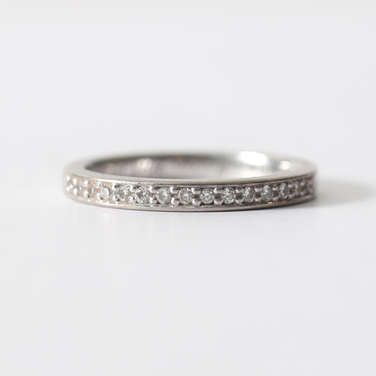 RING, halvallians, 18K guld med stenar. Totalvikt ca 3,8 gram.
