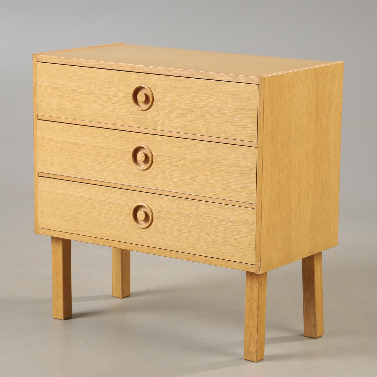 BYRÅ, 3-lådig, ek, 1900-talets andra hälft.