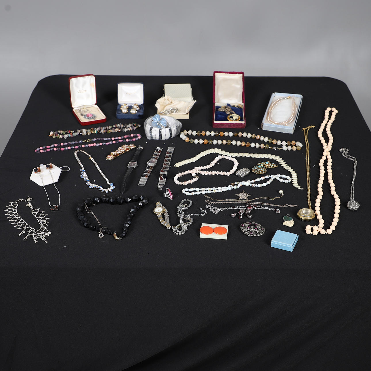 A QUANTITY OF ASSORTED COSTUME JEWELLERY.