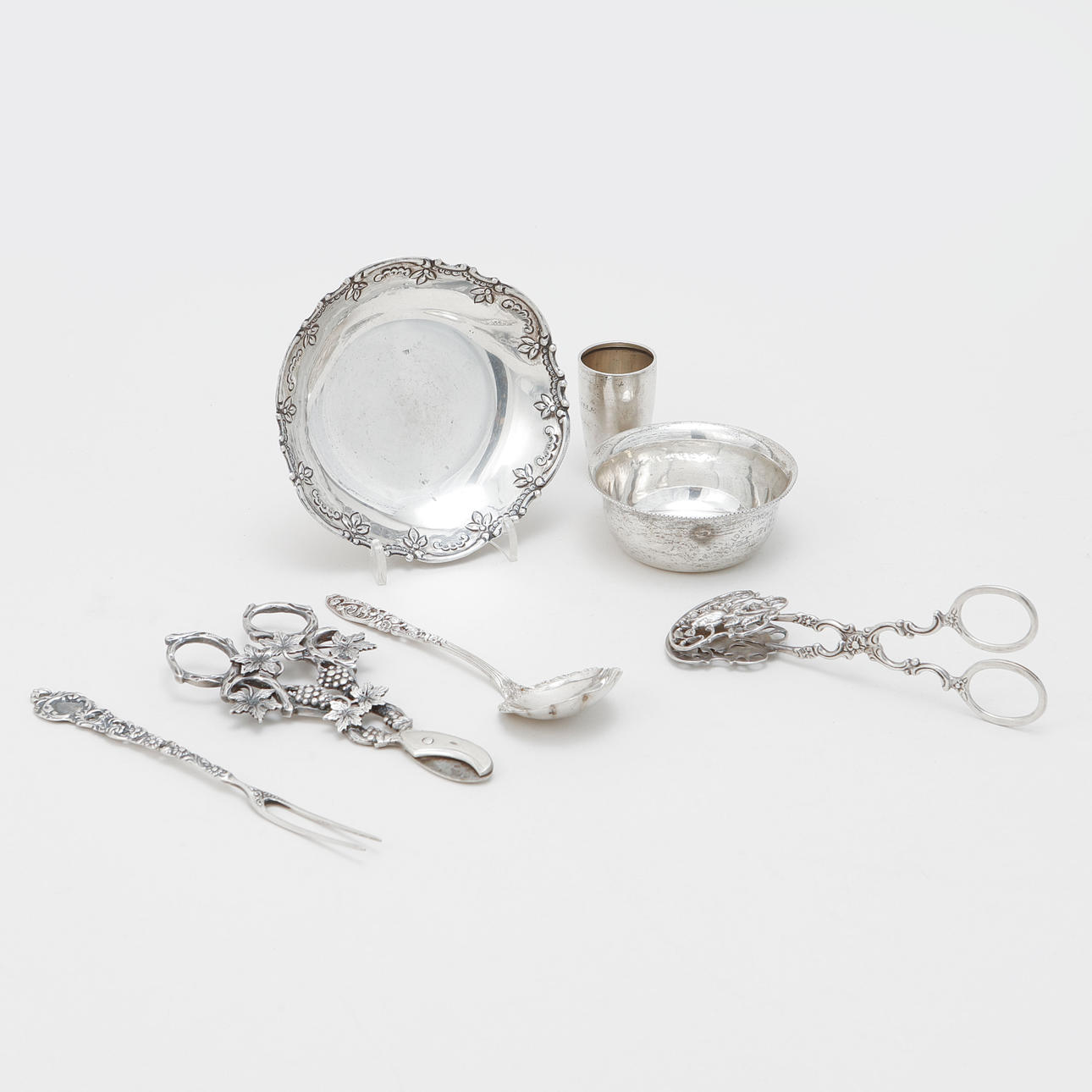 SILVER OBJECTS, 7 pieces, weight 275 grams.