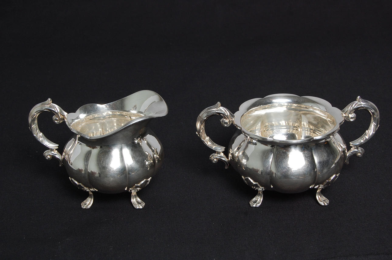 SOCKERSKÅL, GRÄDDKANNA, silver, Total vikt 464 g.