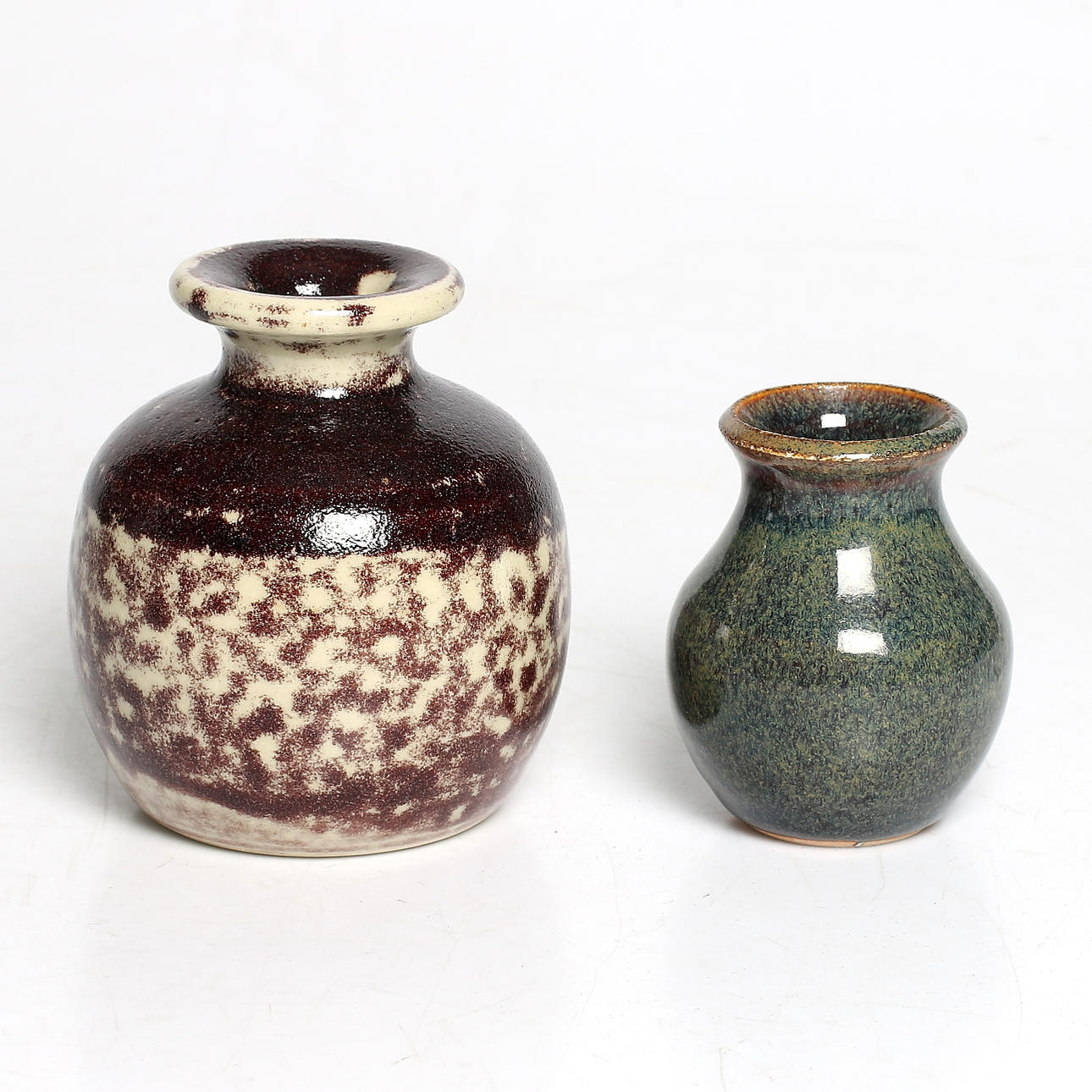 GUNNAR HARTMAN. Vaser, 2 st, stengods, signerad. 1900-tal.