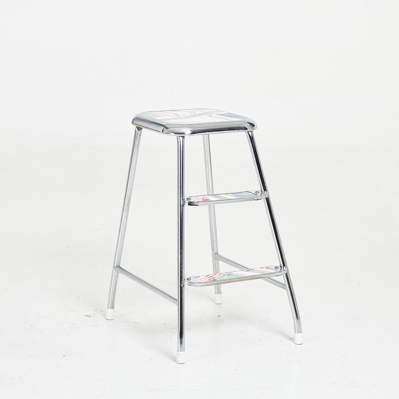 PALLET, with pattern “Manhattan”, underneath with label, AWAB.