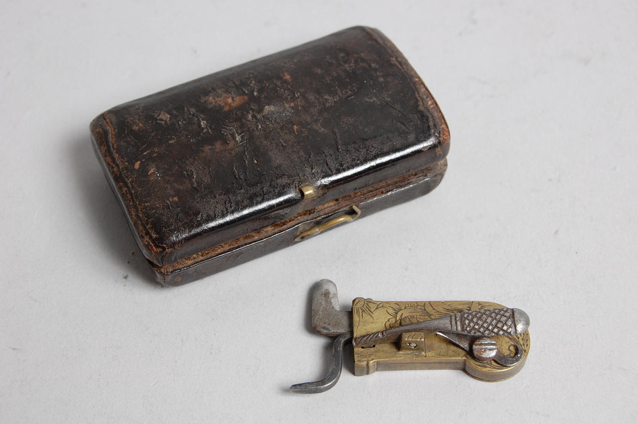 ÅDERLÅTARE, 1700-tal, med originalschatull i läder.