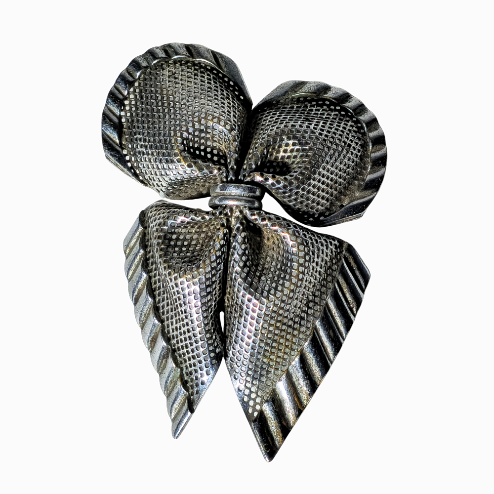 SILVER RIBBON BROOCH.