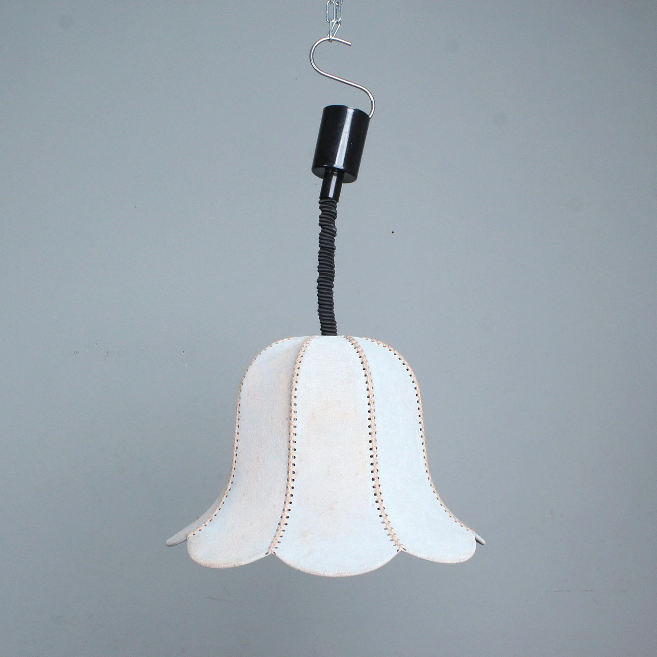 Flower-shaped ceiling lamp with suede effect.