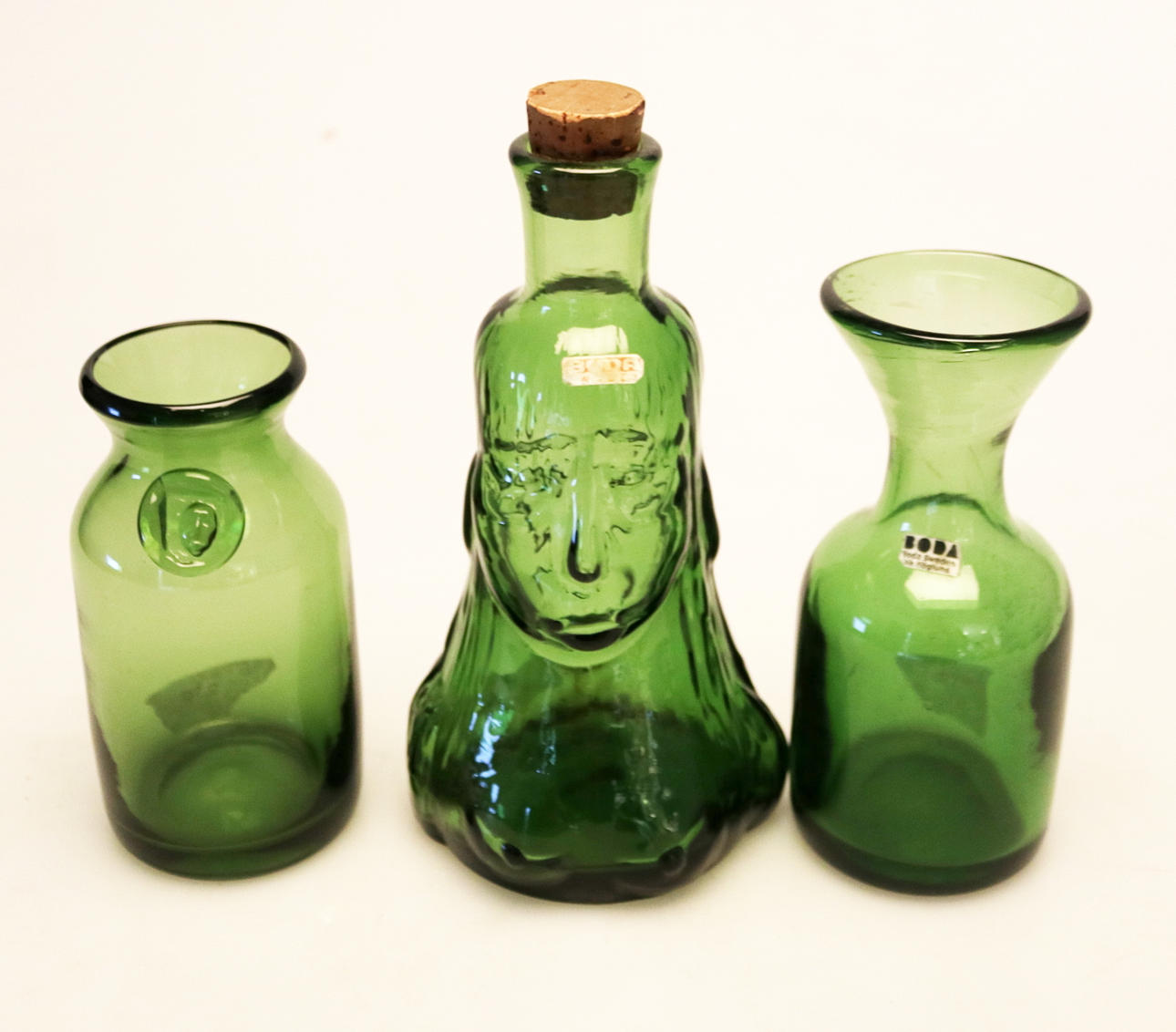 ERIK HÖGLUND. SAMLING grönt glas, 3 delar, 1900-talets mitt.