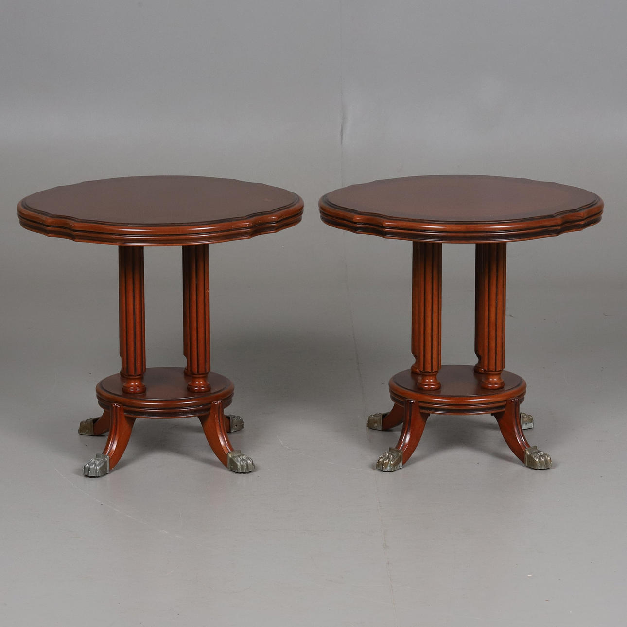 SIDOBORD. Ett par. Plakett-märkt Exquisite design Theseira. 1900-talets ...