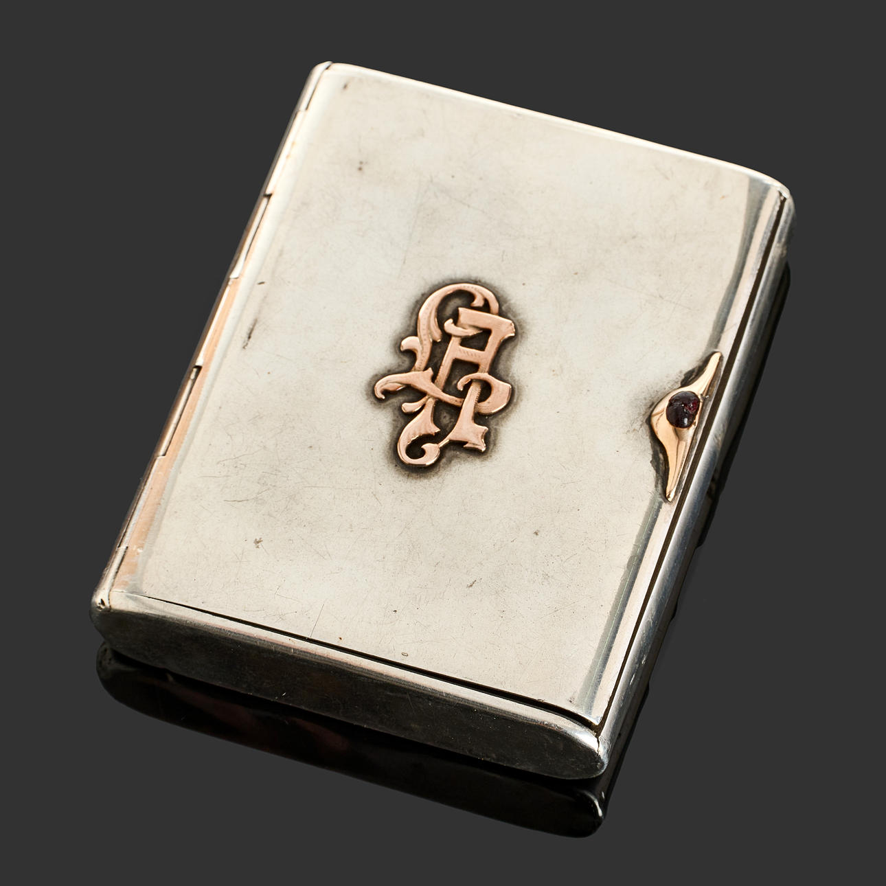 ETUI, silver med reliefdekor, glassten vid knäppe.