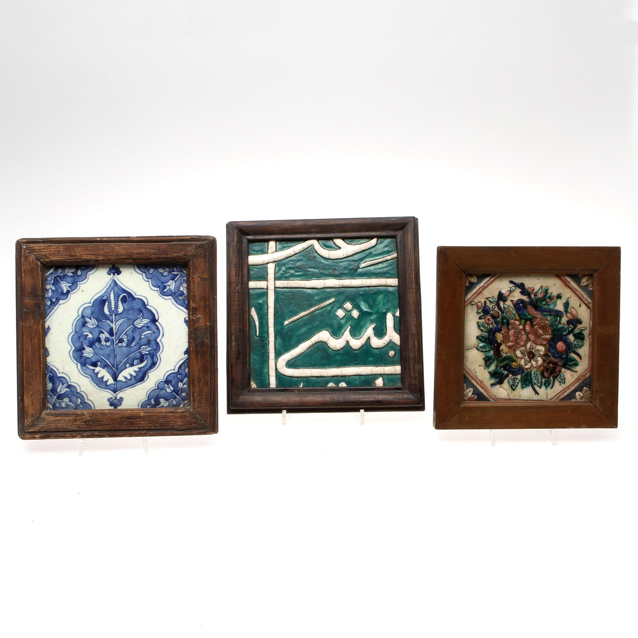 PLATTOR, keramik, 3 st, Holland samt Persien, delvis 1700-tal.