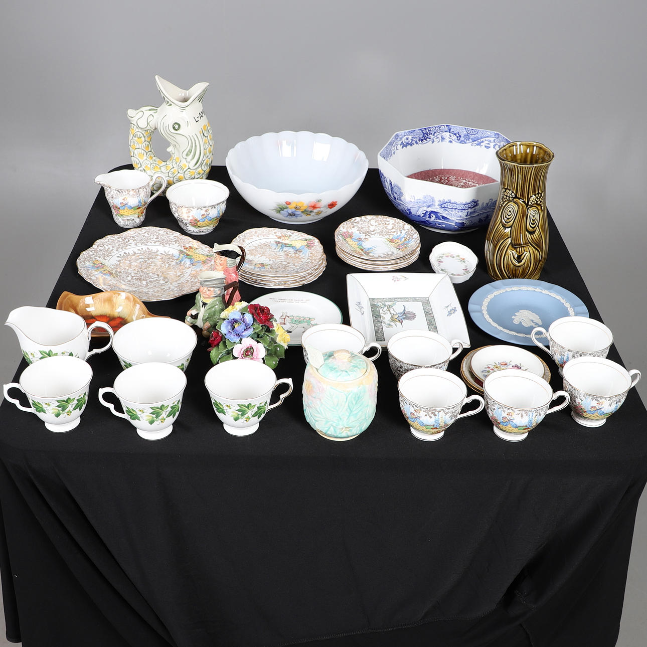 MIXED ASSORTMENT OF CERAMICS.