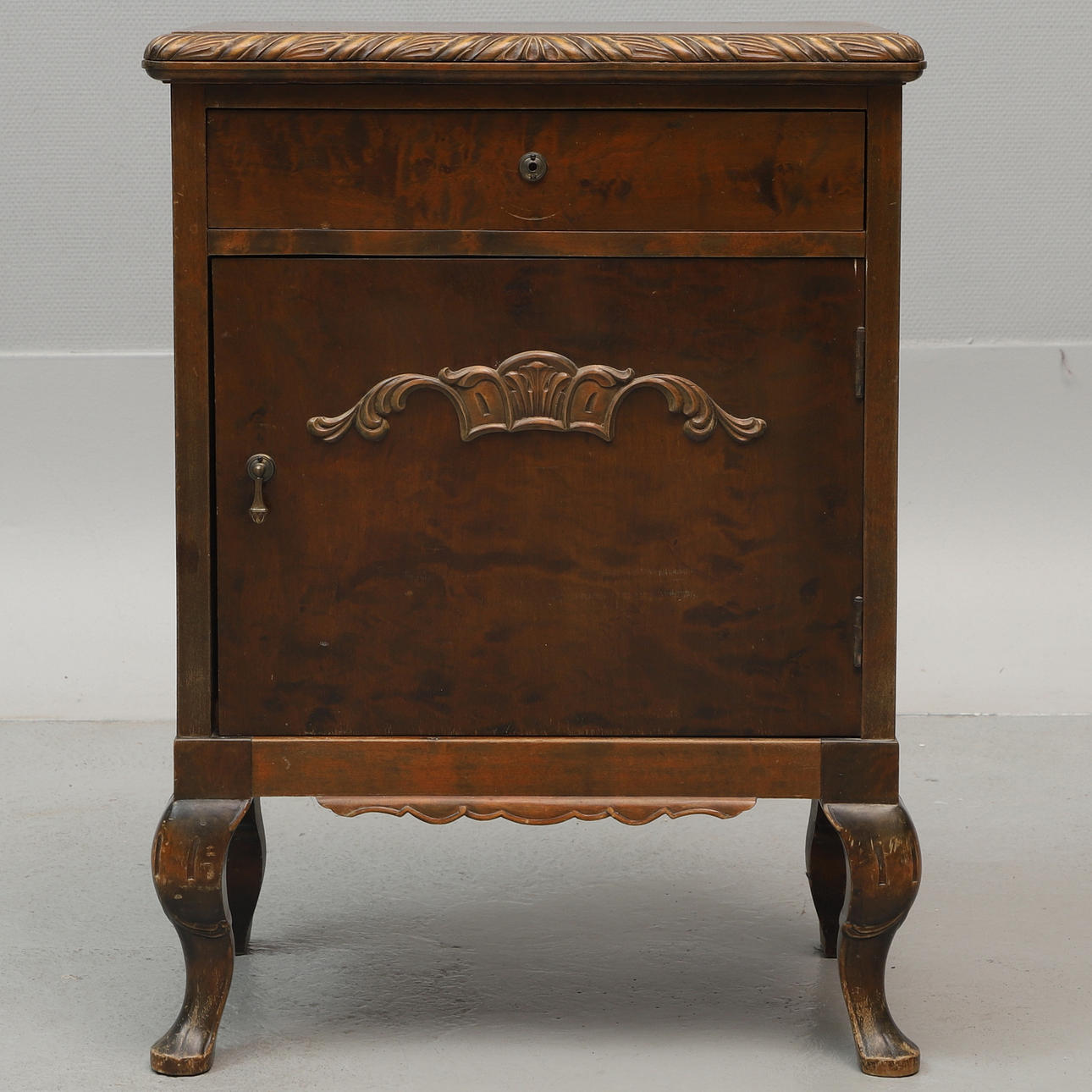 POTTSKÅP/SÄNGBORD, trä, 1900-talets första hälft.