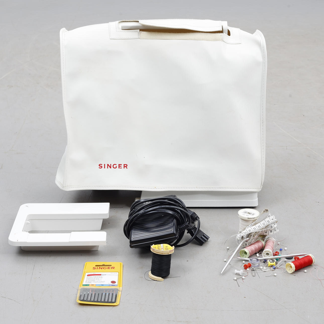 SEWING MACHINE, Singer "Ladystar “, and accessories.