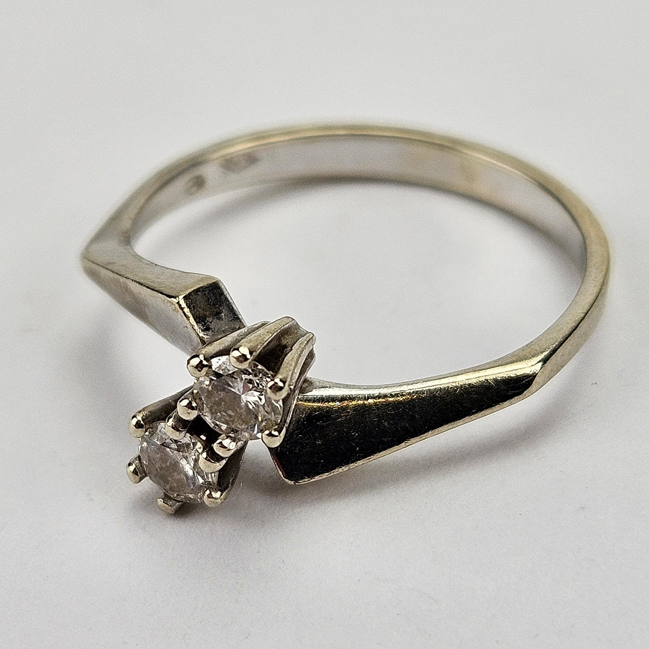 TVILLINGRING, vitguld, 18K, total vikt ca. 3,2 gram.
