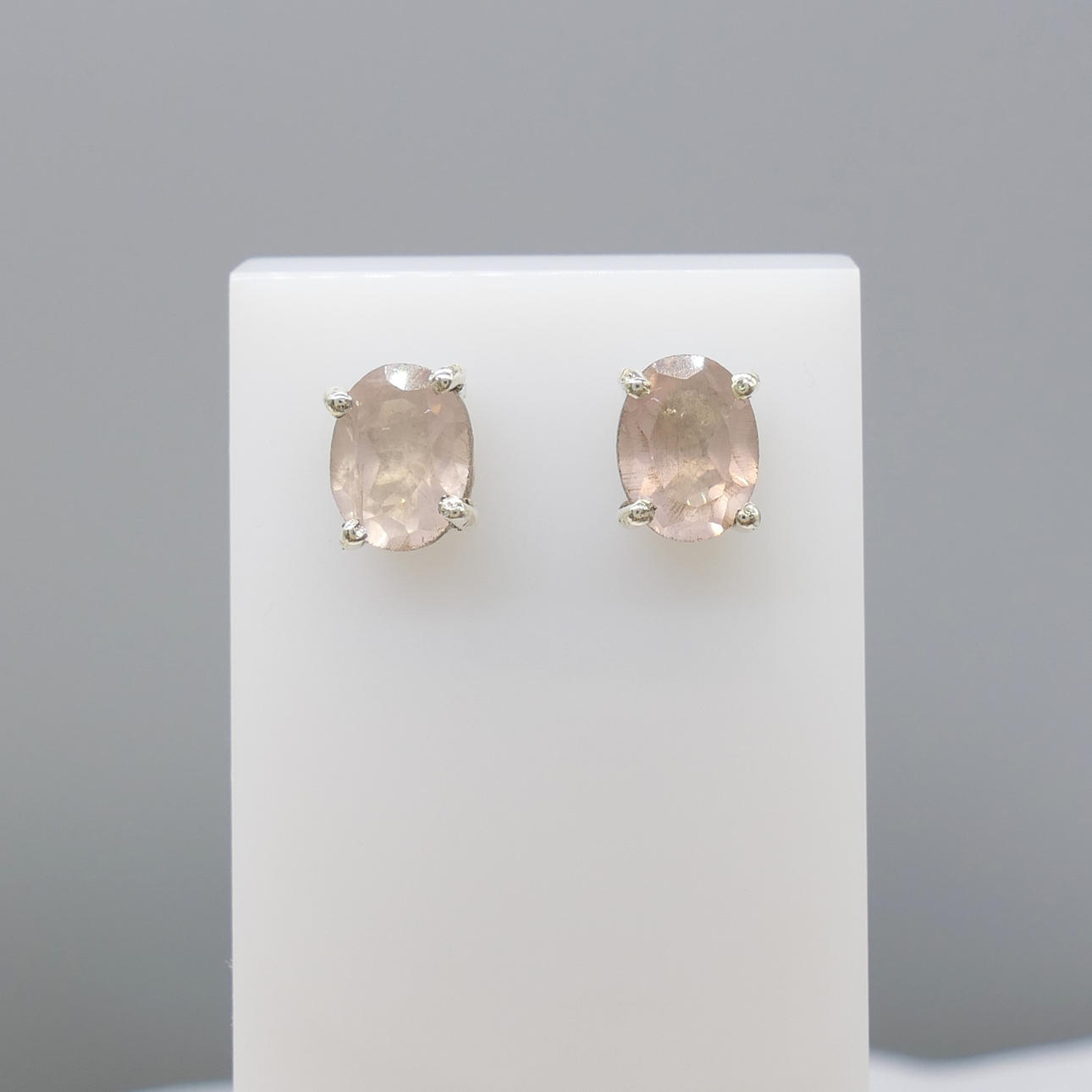 ROSE QUARTZ silver studs.