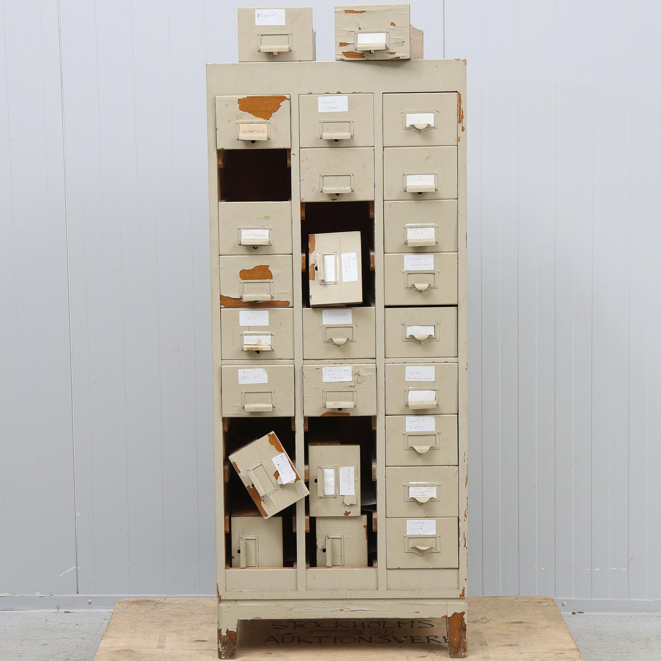 SORTIMENTSKÅP, bemålat trä, industristil, 1900-tal.