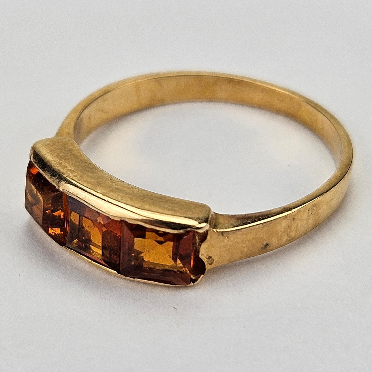 RING, guld, 18K, med slipade stenar, total vikt ca. 2,9 gram.