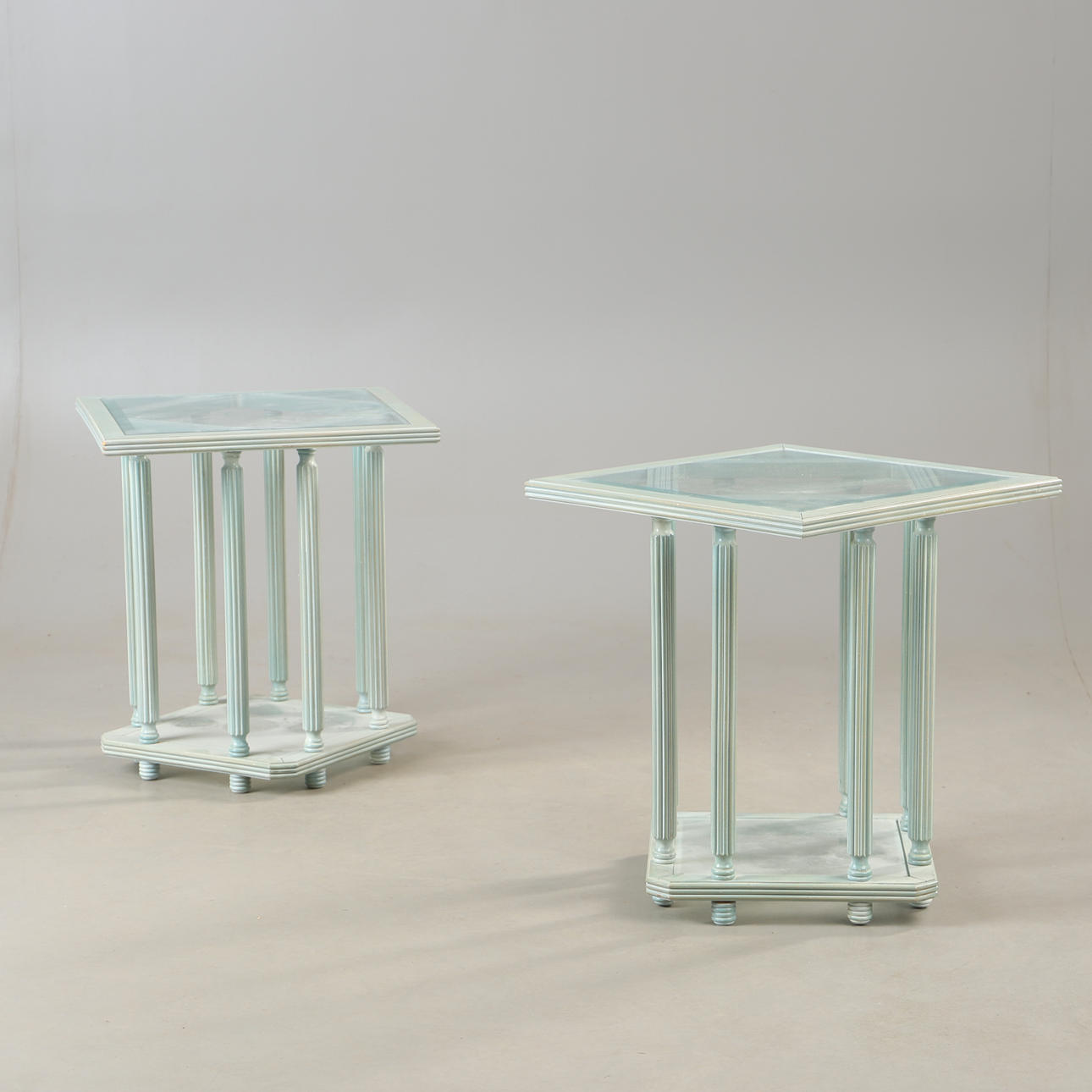 SIDOBORD, 1 par, målade, 1900-talets andra hälft.