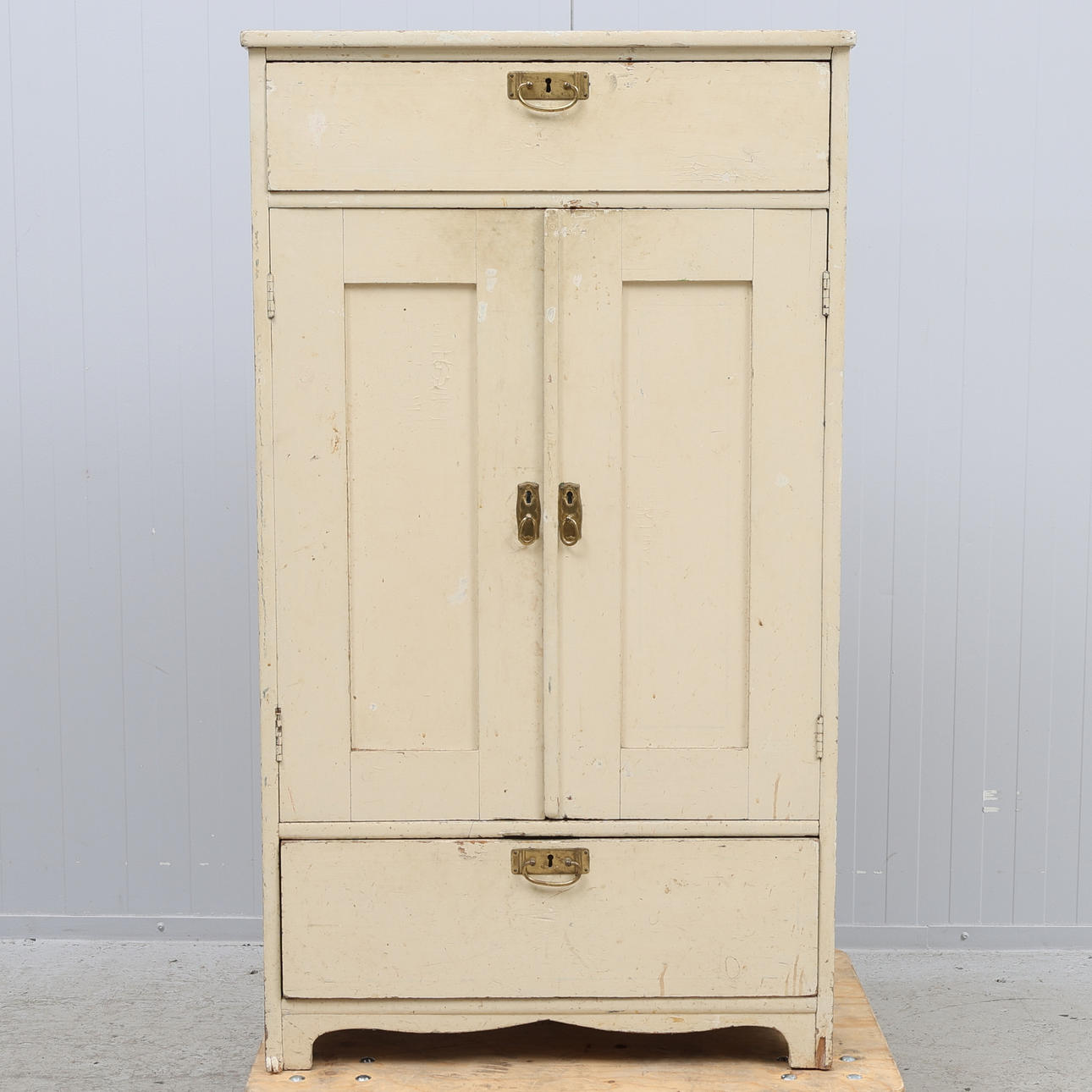 MINDRE SKÅP, bemålat trä, 1900-tal.