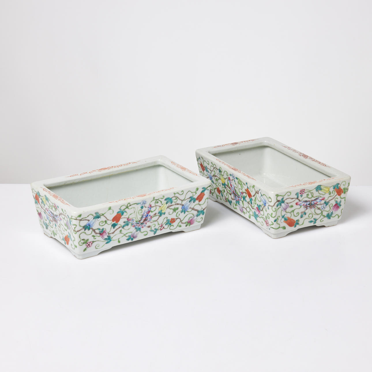 OUTER LINING. Two Chinese porcelain stoneware, 20th century.