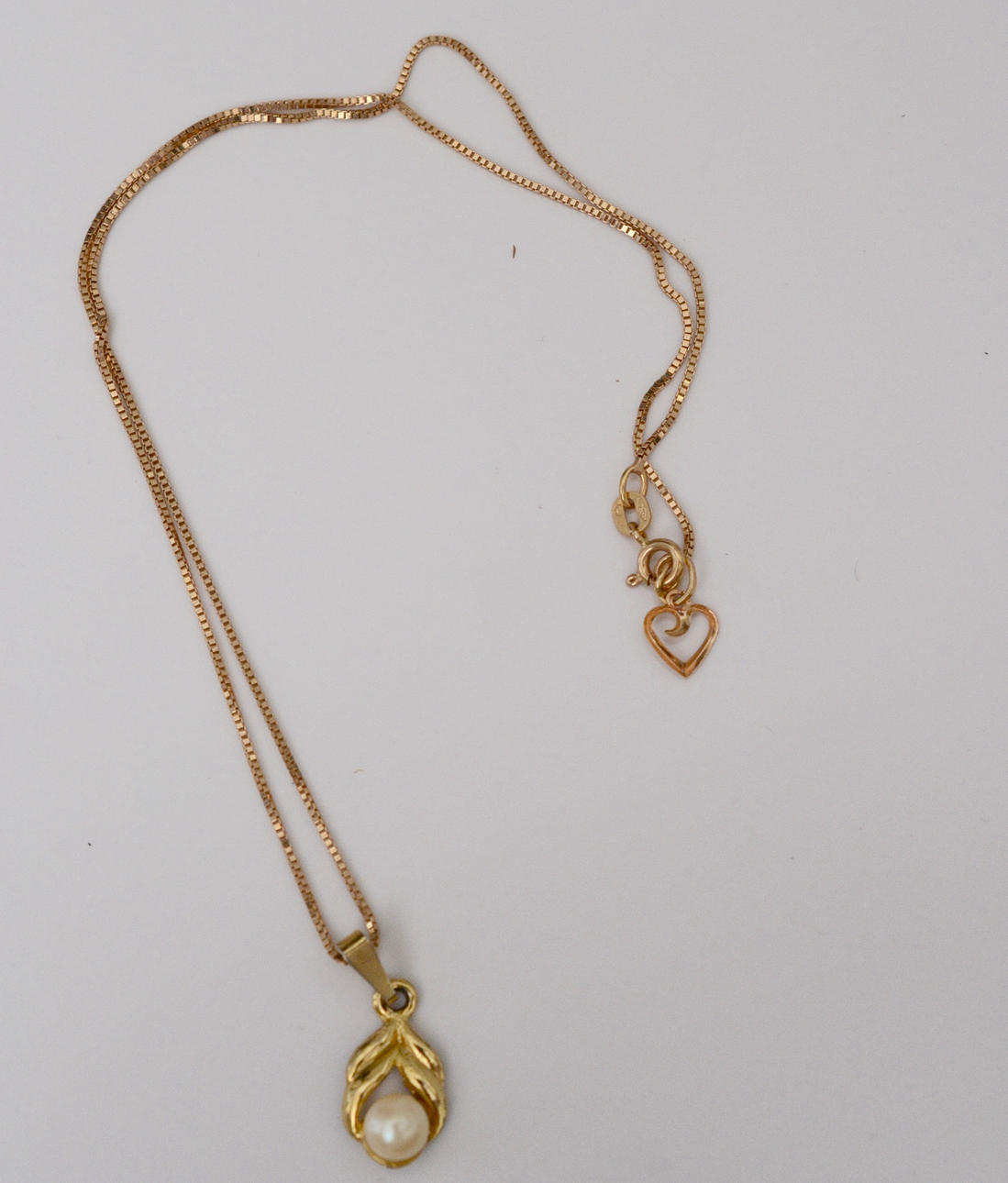 HALSBAND, 18 karat guld, med hänge.