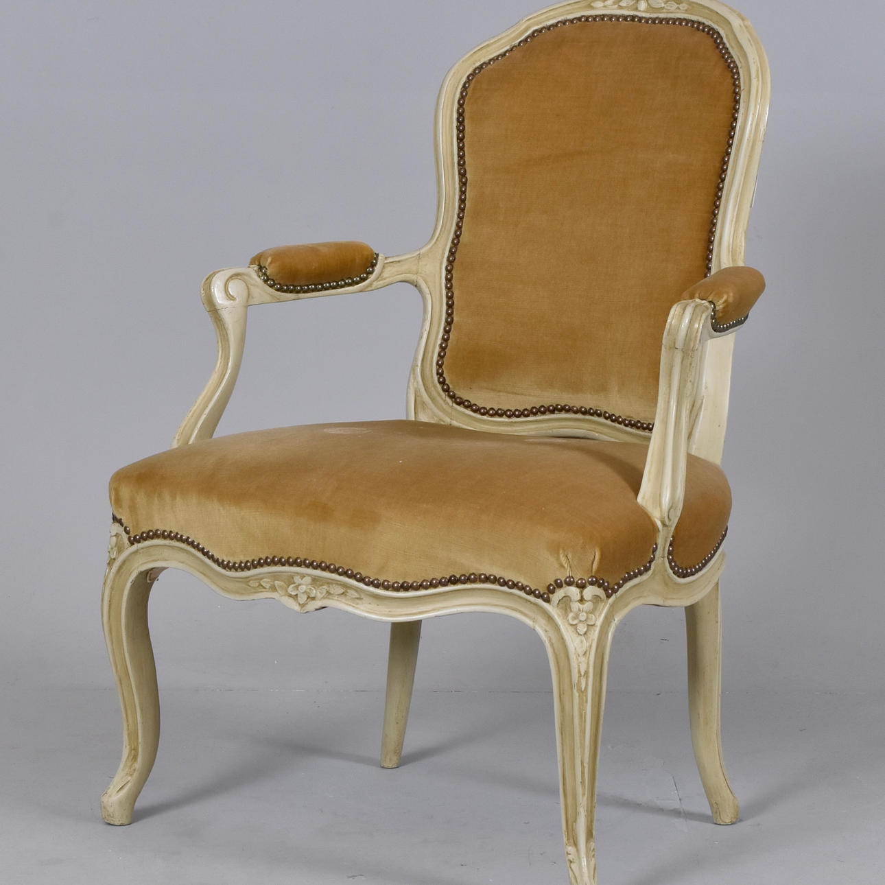 ARMSTOLAR, 1 par, skuret och lackerat trä.