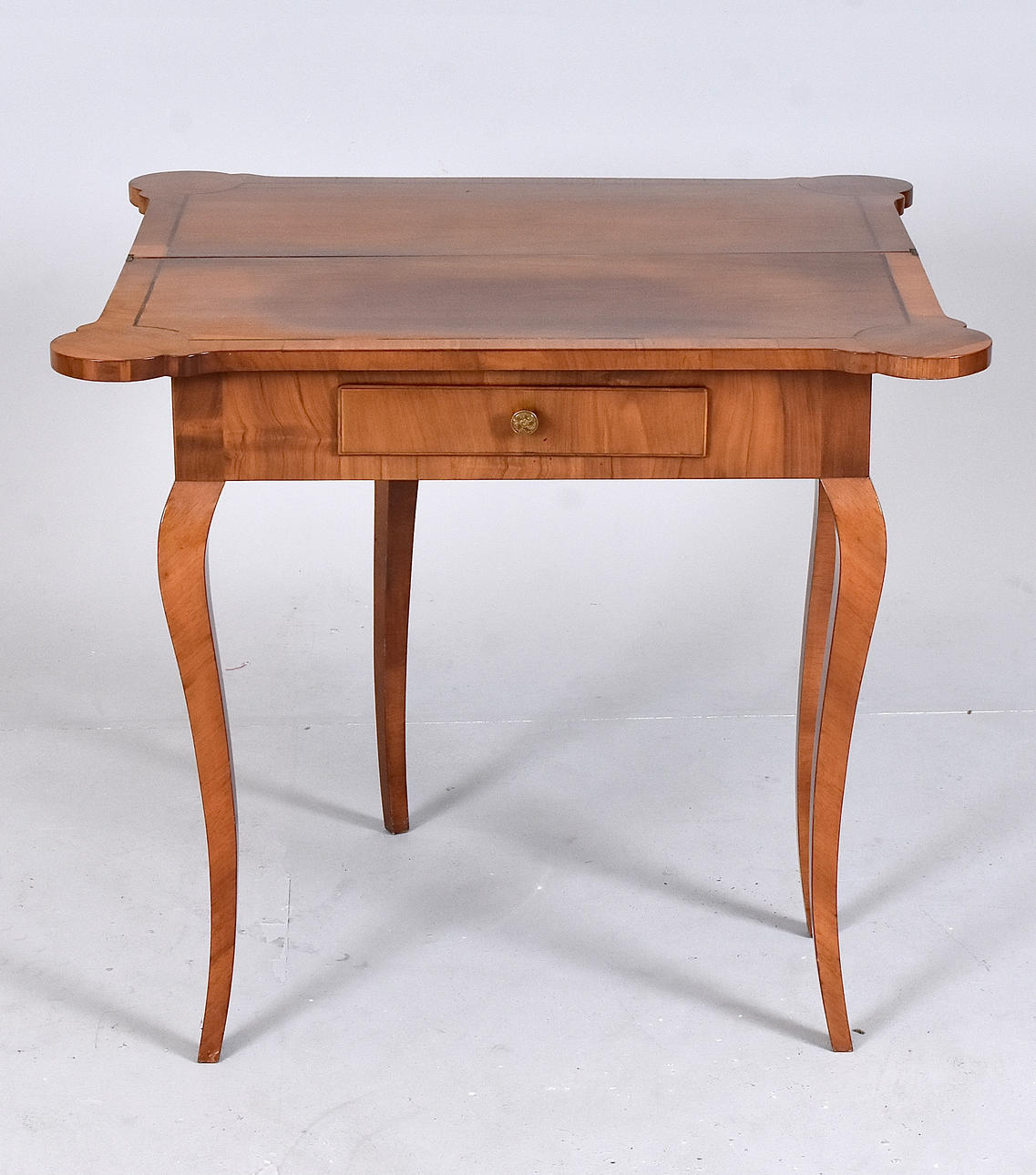 GAME TABLE, walnut and alrot.