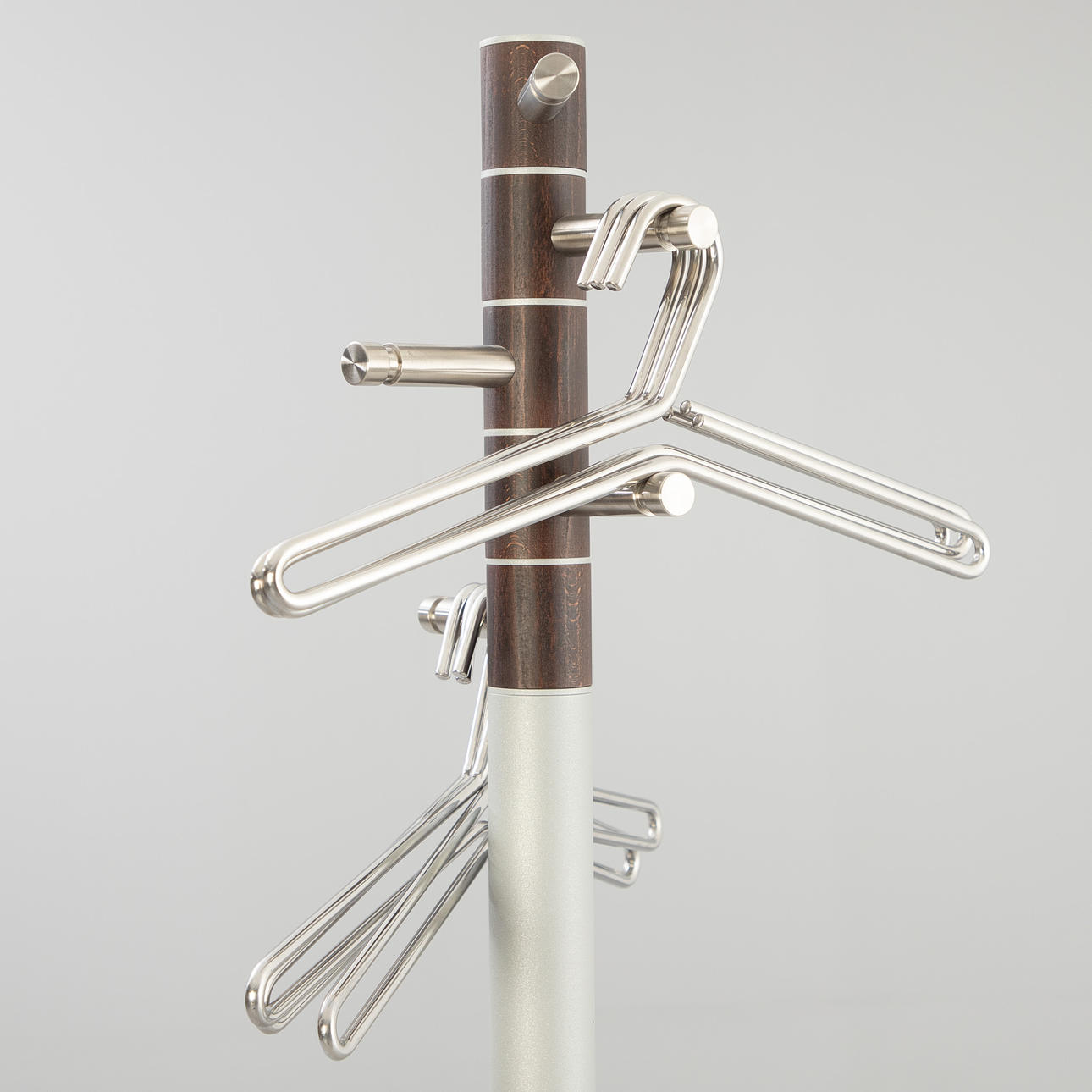 Wardrobe with 6 hangers.