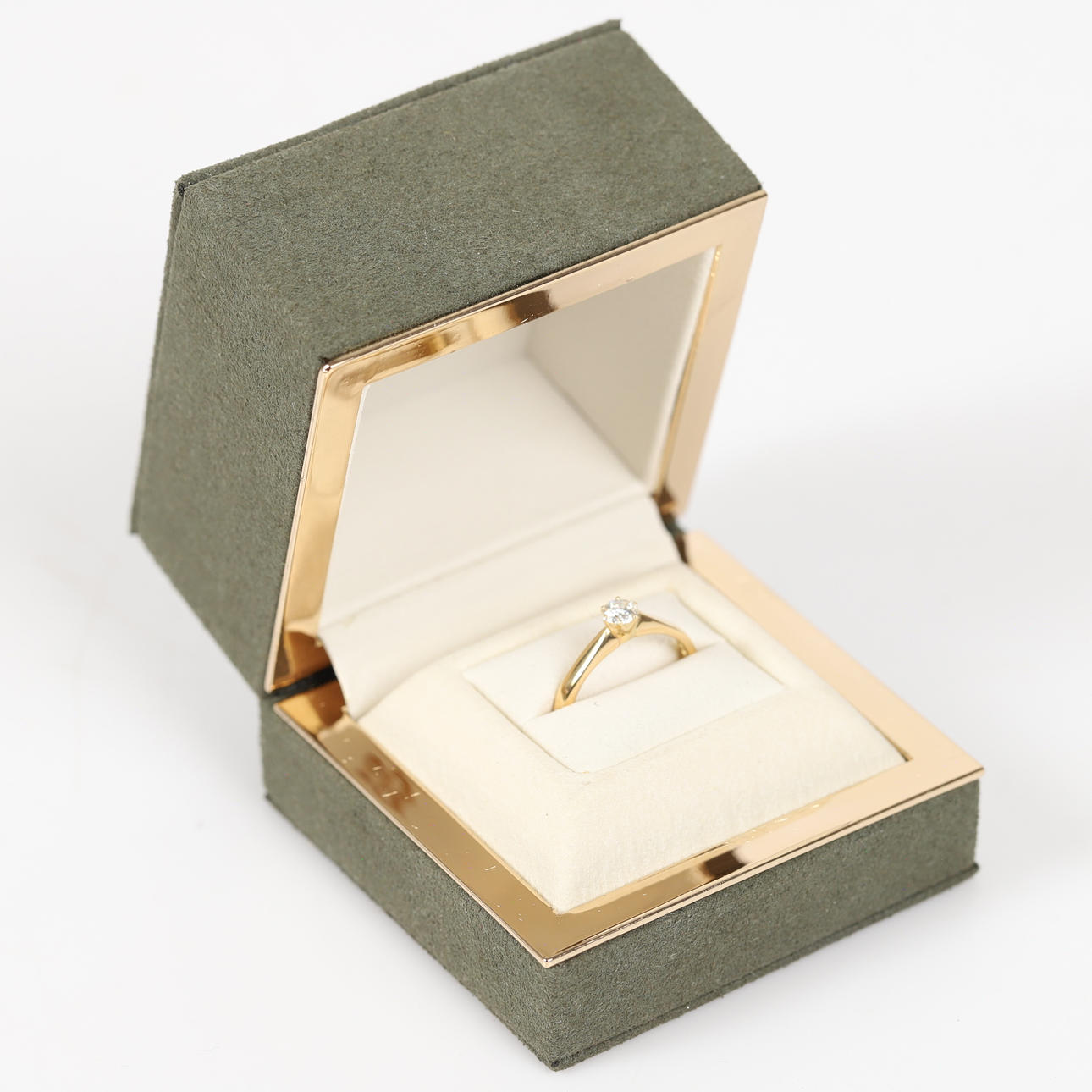 HERIBERT ENGELBERT. Enstensring, 18 K guld med briljantslipad diamant ...