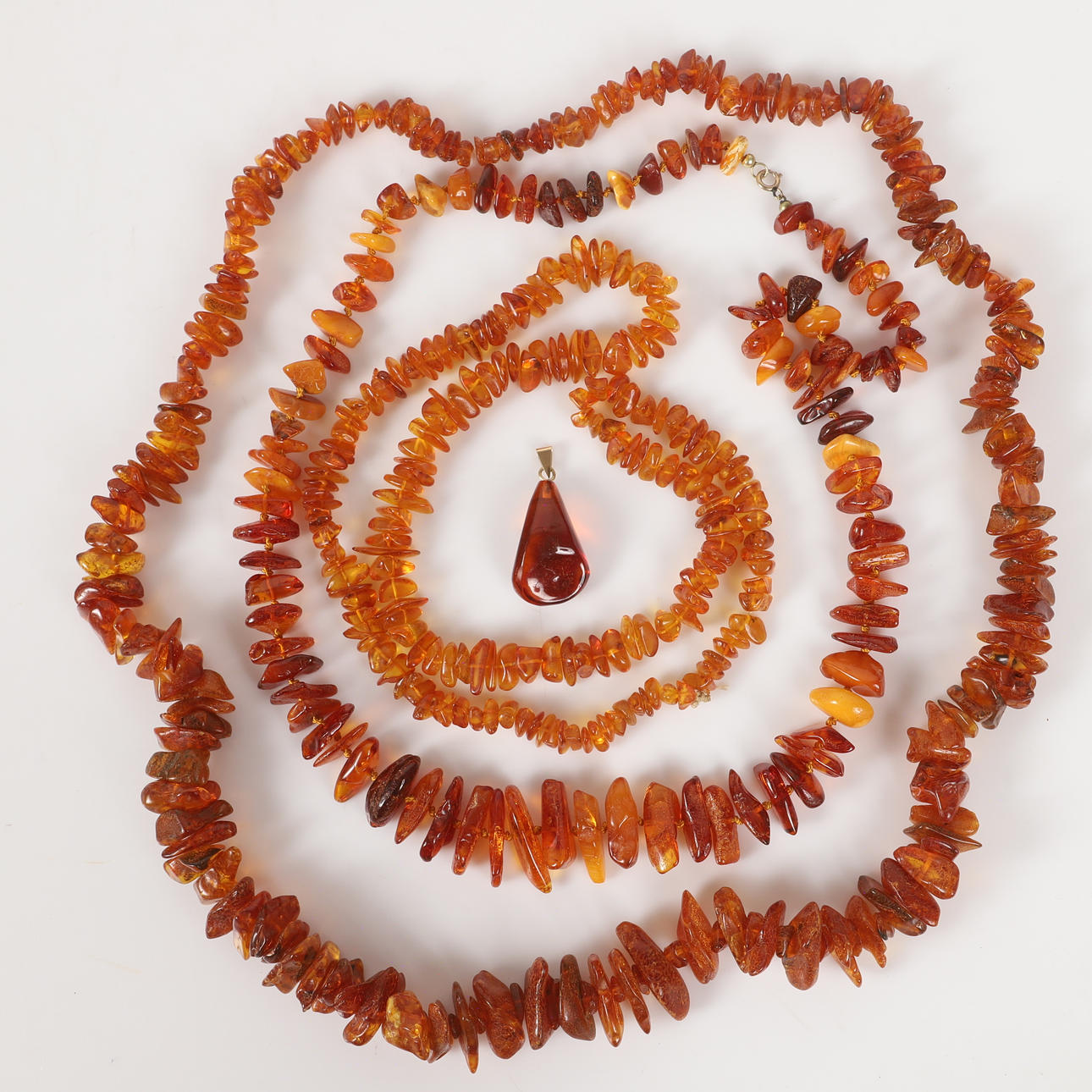 COLLIER AND PENDANT, 4 pieces, amber.