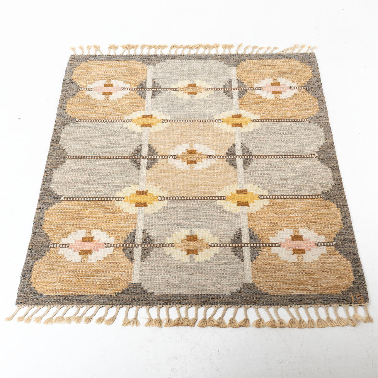 INGEGERD SILOW. Carpet, yarrow linen, signed IS.
