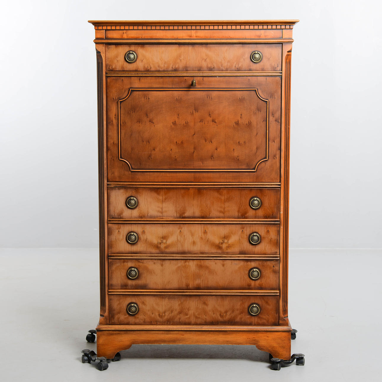 CHIFFONJE, engelsk stil, 1900-tal.