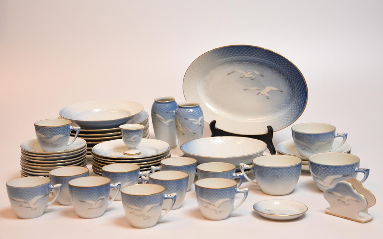 SERVISDELAR, 52 delar porslin " Måsen" Bing & Gröndahl.