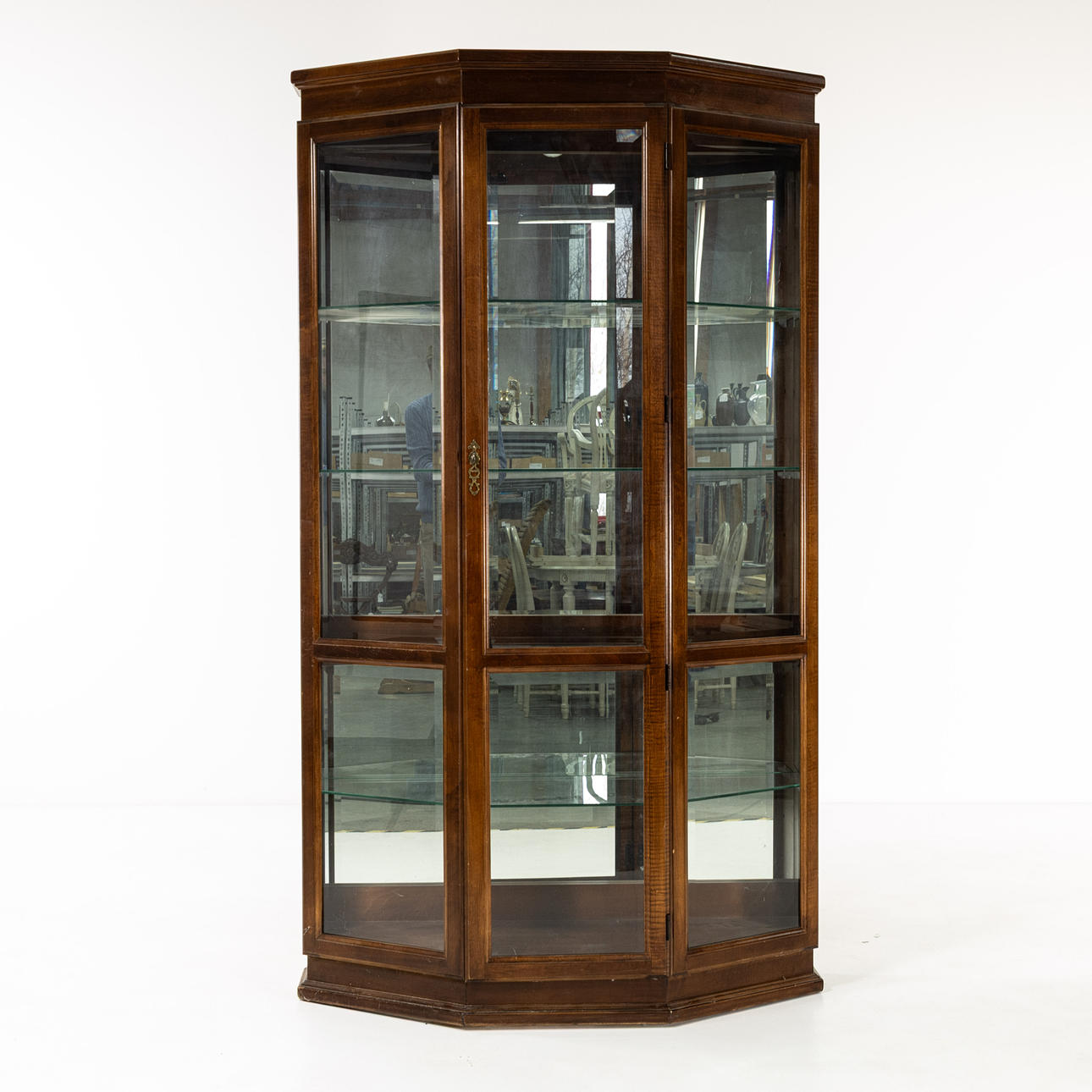 DISPLAY CABINETS. Broyhill, Estados Unidos.