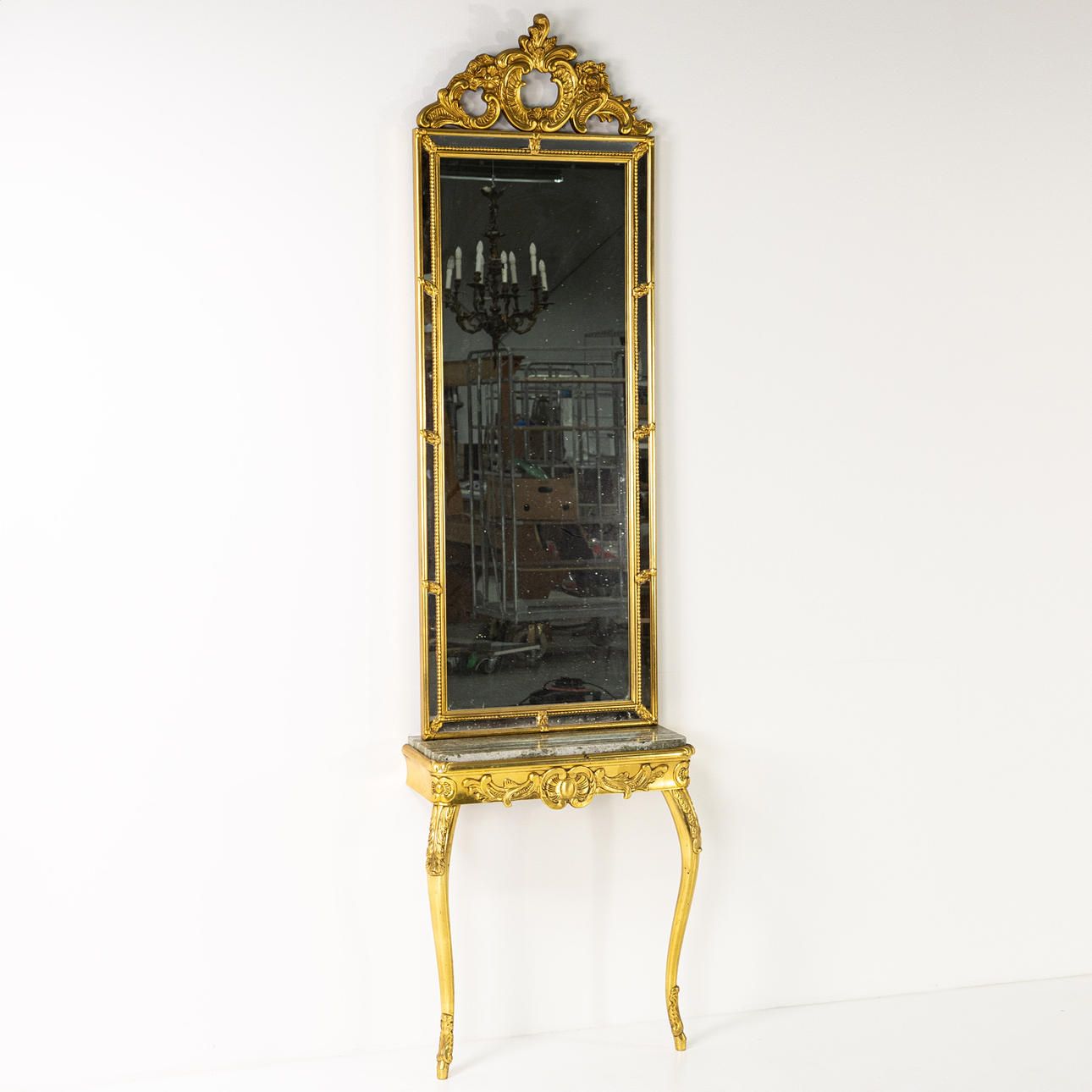 MIRROR WITH CONSOLE TABLE. Gilded, 20th century.
