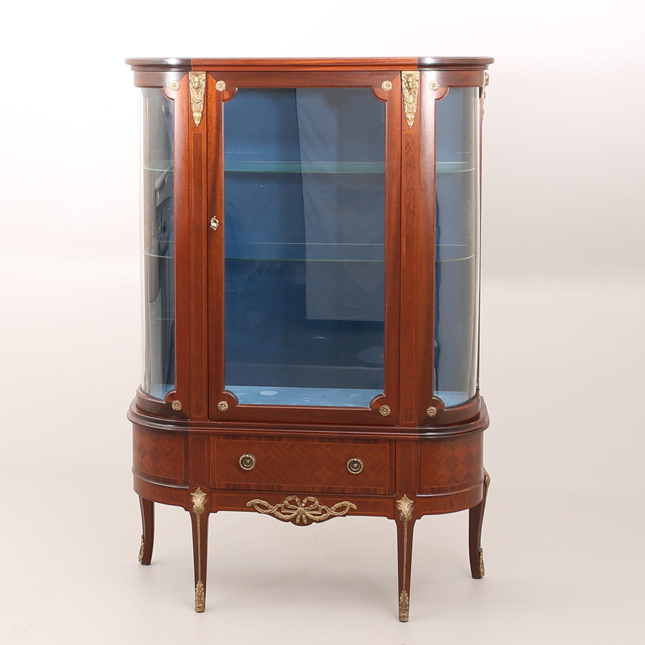 VITRINSKÅP, rokokostil, 1900-tal.