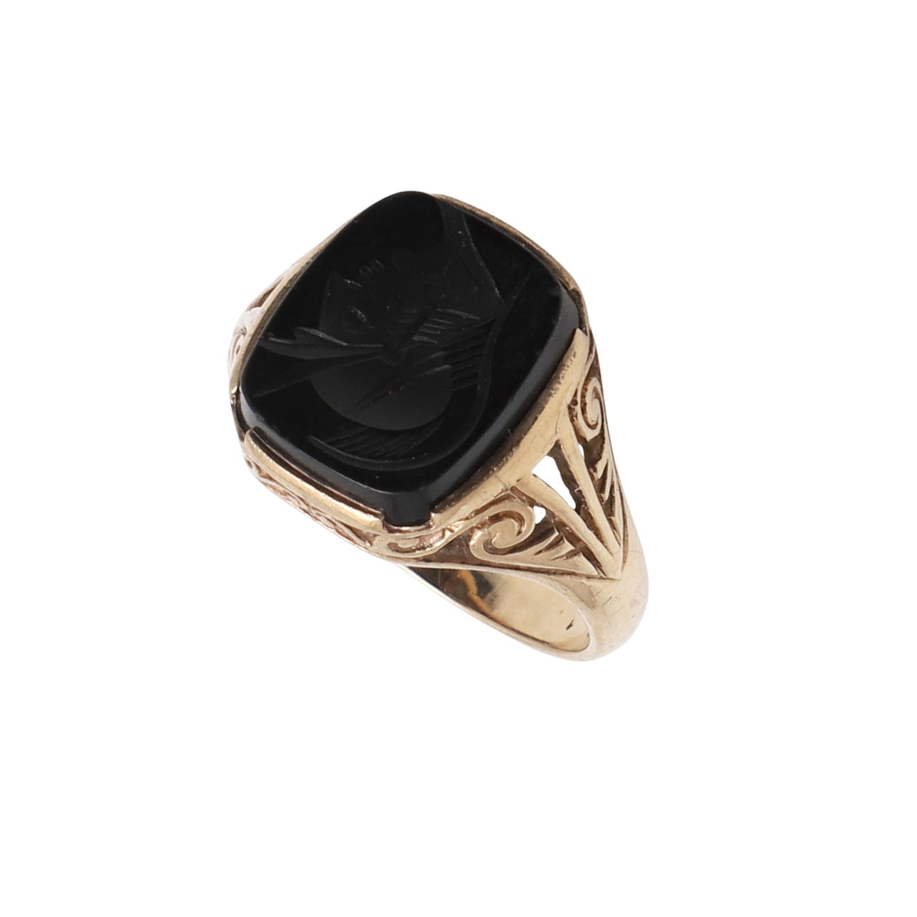 A 9CT GOLD AND ONYX SIGNET RING.
