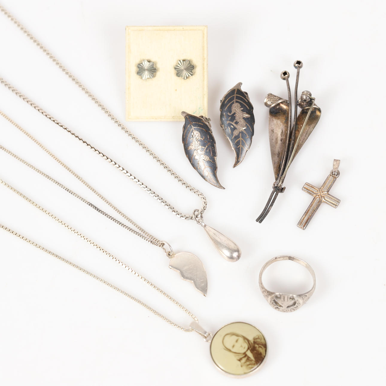 JEWELLERY, 8 pieces, silver.