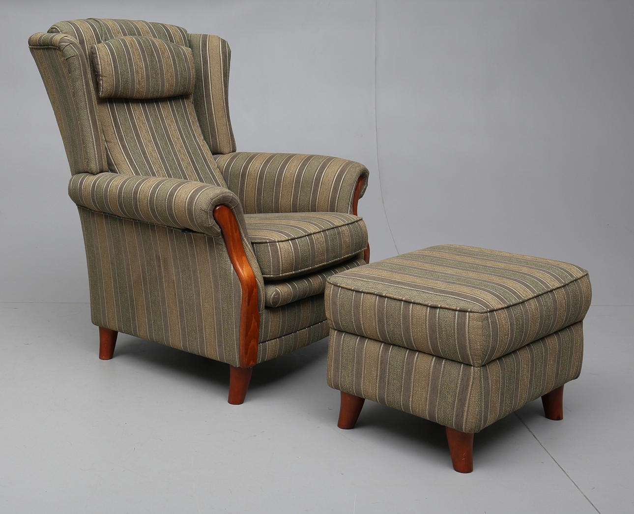 FÅTÖLJ MED FOTPALL, Bröderna Andersson, 1900-talets andra hälft.