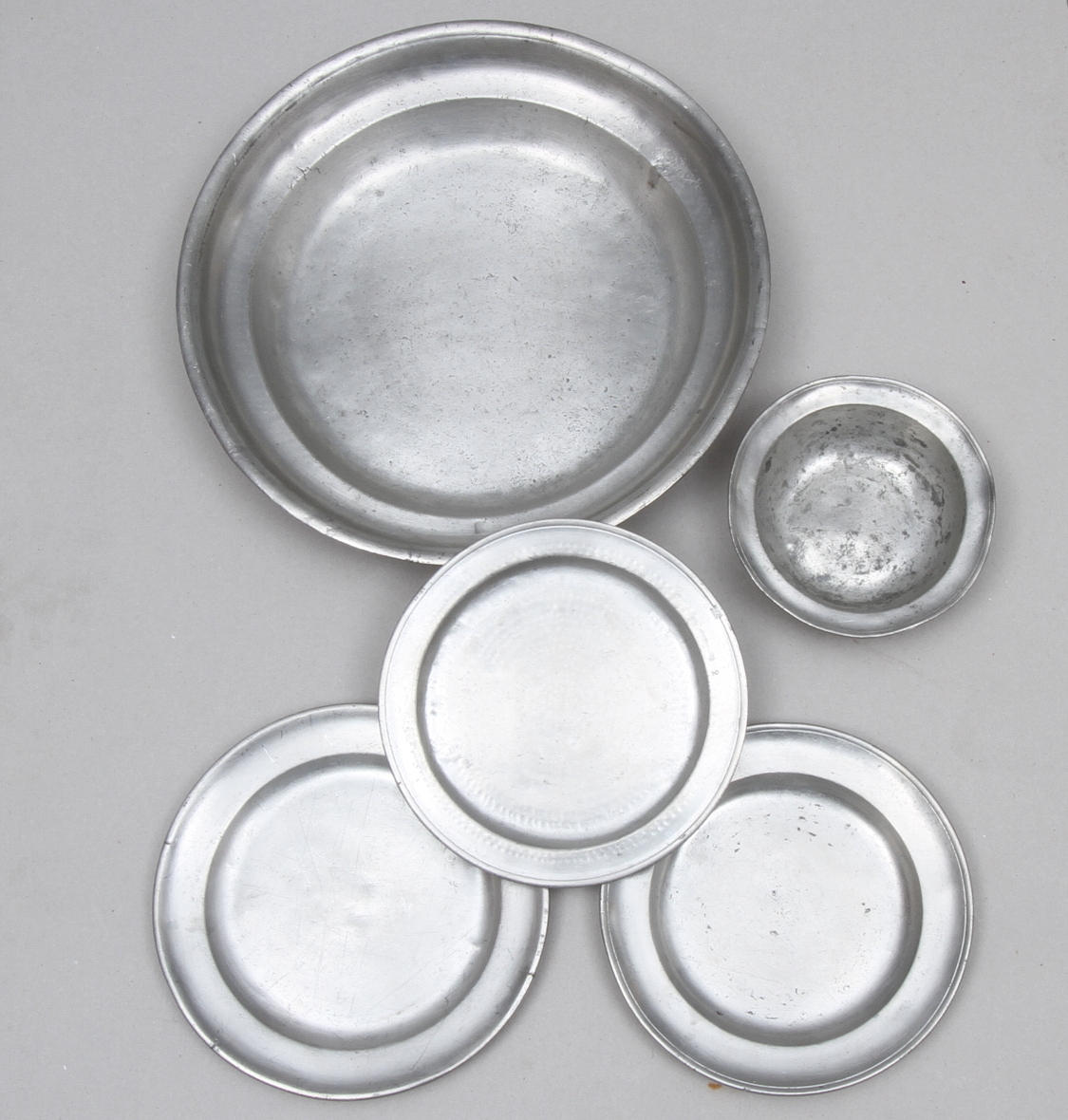 FAT, 4 st, samt SKÅL, tenn, bland annat Lars Fredric Moberg, Strängnäs, 1800-tal.