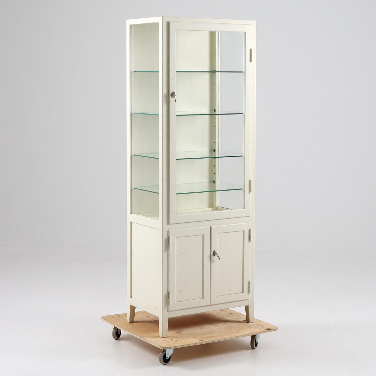 LÄKARSKÅP, trä, glas. 1900-talets mitt.