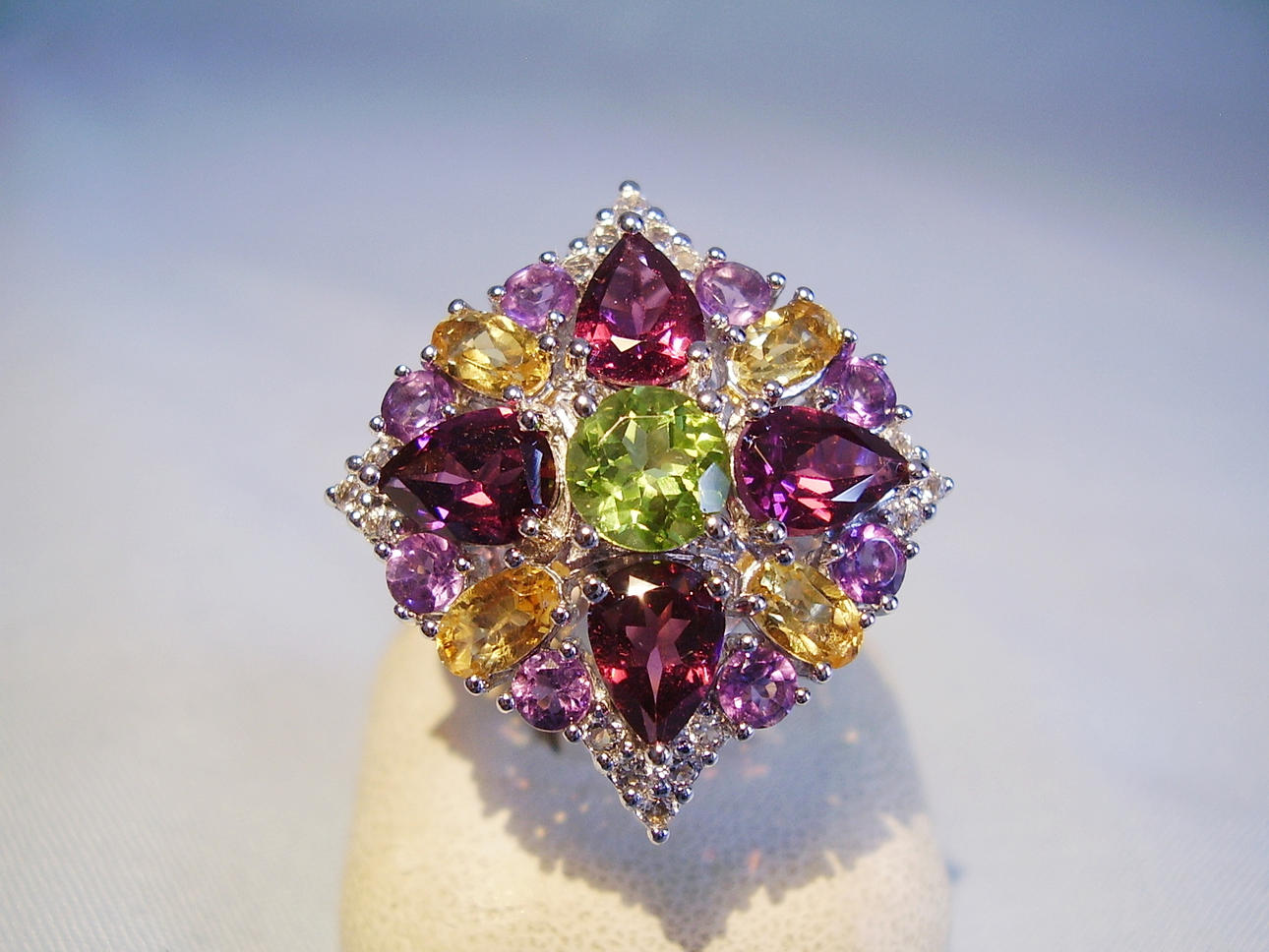 FLERFÄRGAD ÄDELSTEN RING.