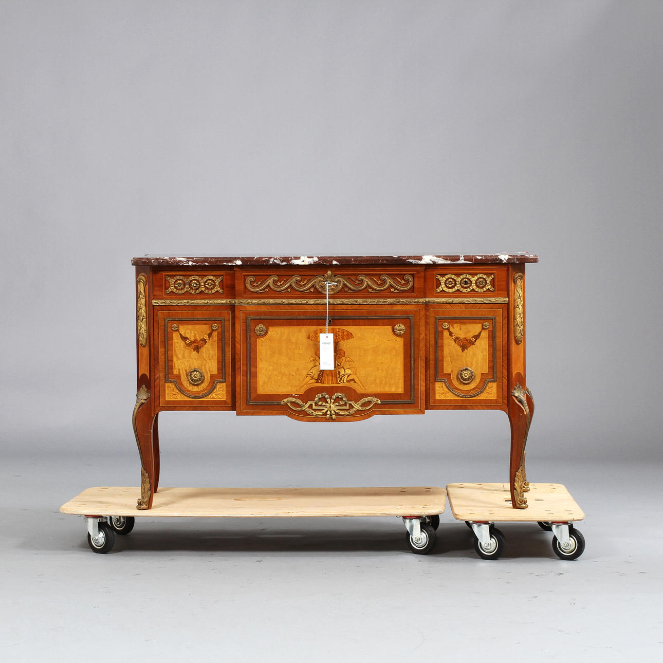 BYRÅ, gustaviansk stil, 1900-tal.