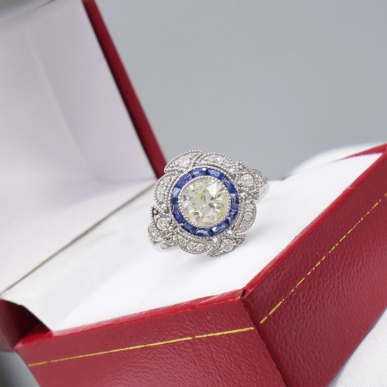 EXCITING DIAMOND & SAPPHIRE ring.